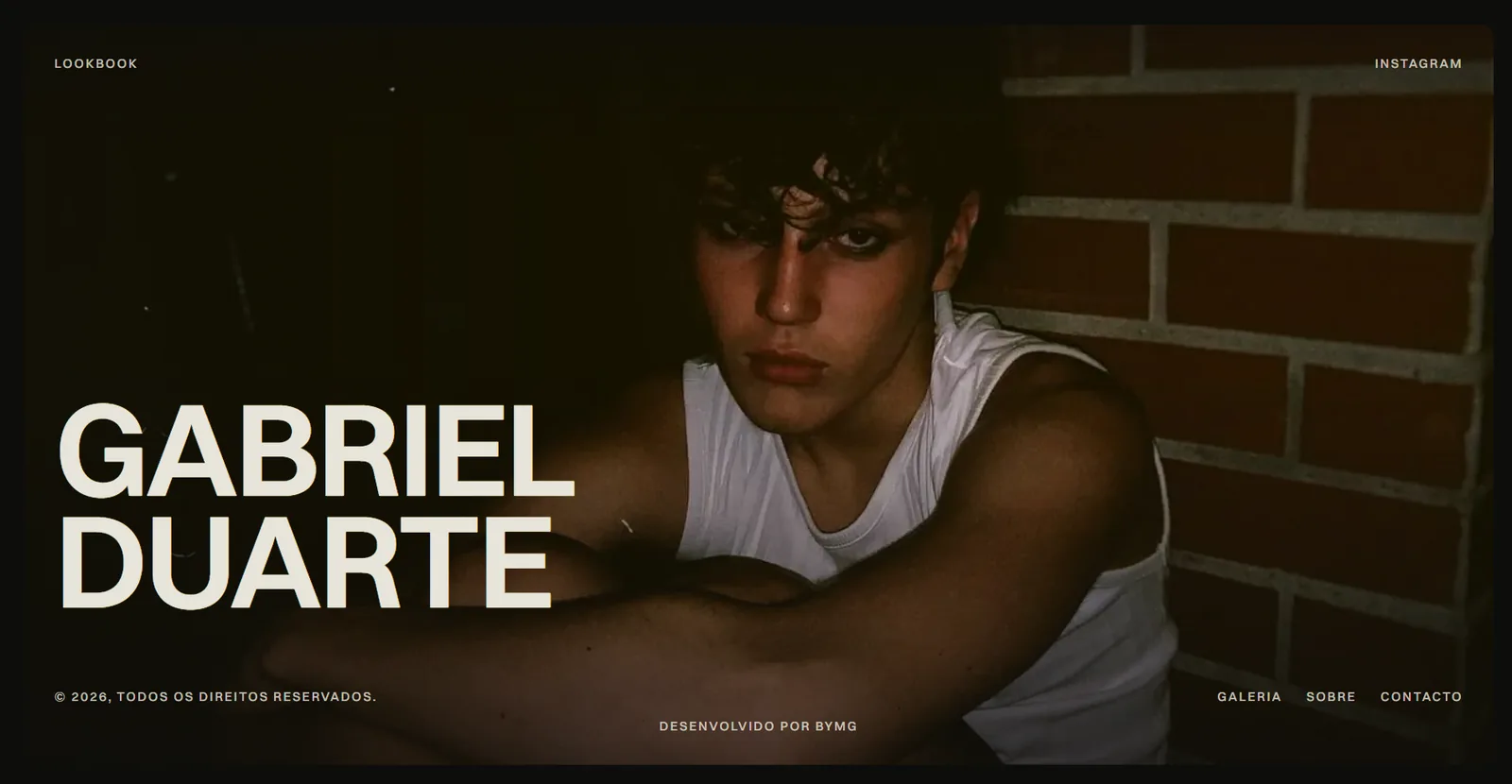 Site do modelo Gabriel Duarte, com retrato e o nome em destaque